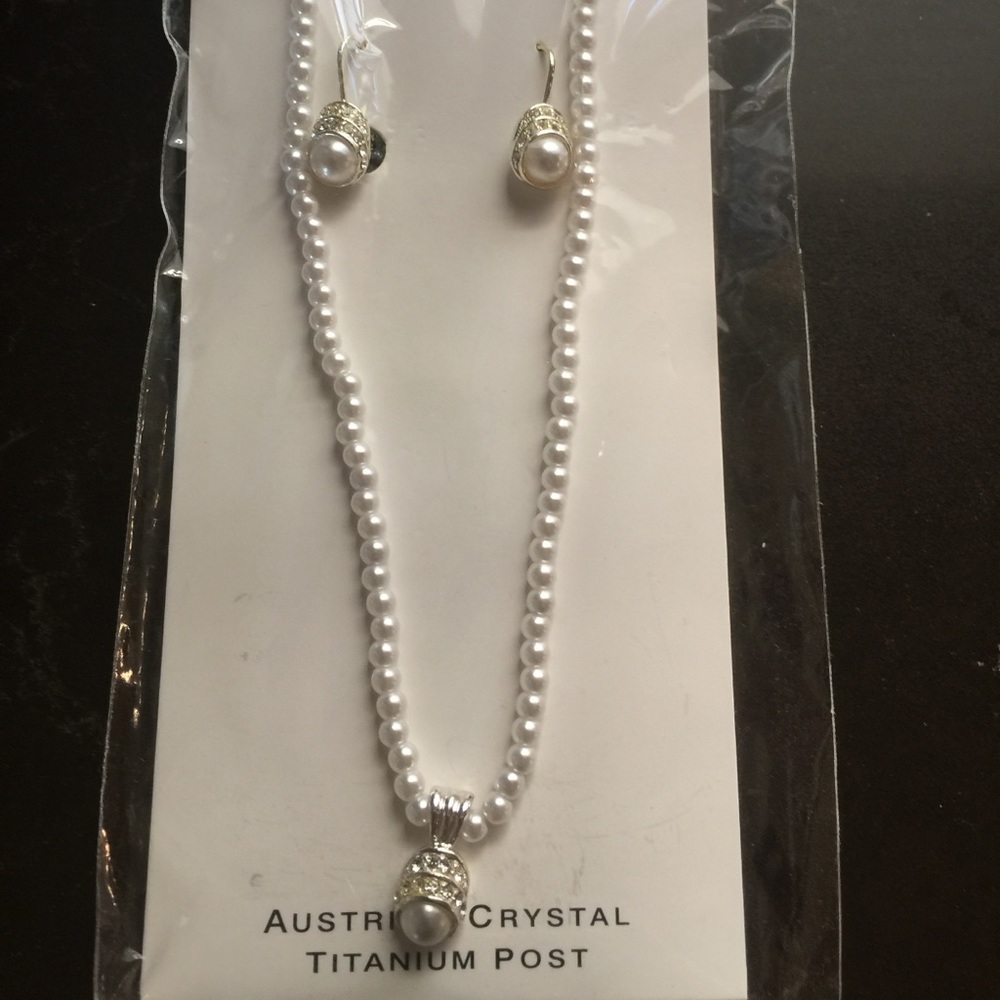 Charlestone faux‎ pearl necklace & earrings set